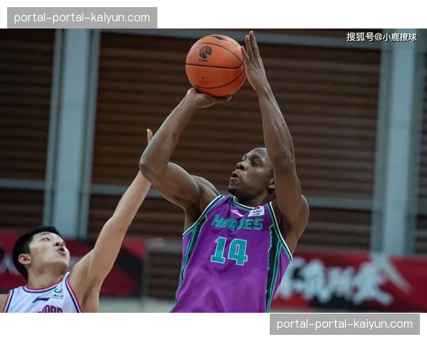 温情时刻：哈德森重返辽宁主场，获颁“功勋外援”纪念奖杯