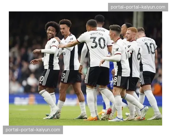 特写：大雨中，富勒姆球迷高唱队歌激励球队扳平比分