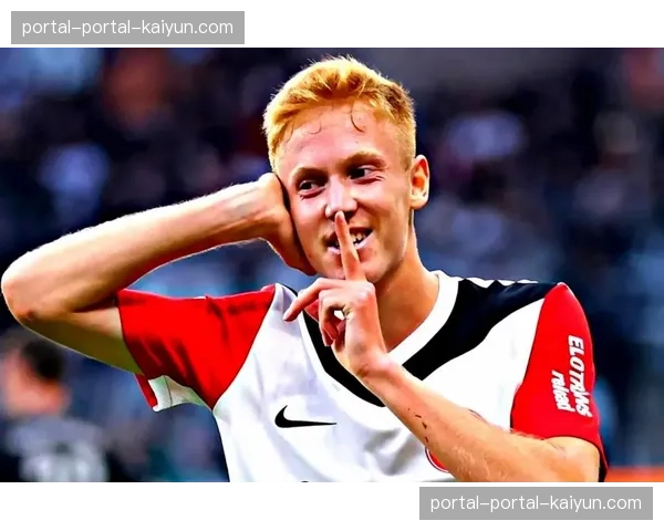 特写瞬间:萨卡进球后向看台做出“爱心”手势,献给生病的儿童球迷 特写瞬间:萨卡进球后向看台做出“爱心”手势,献给生病的儿童球迷